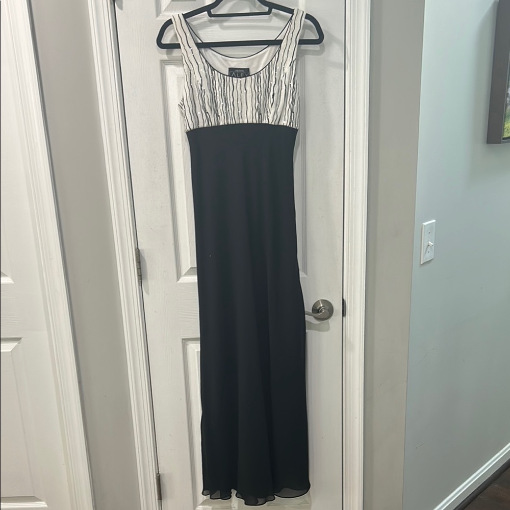 Elegant Black and White Sleeveless Dress 6 Petite